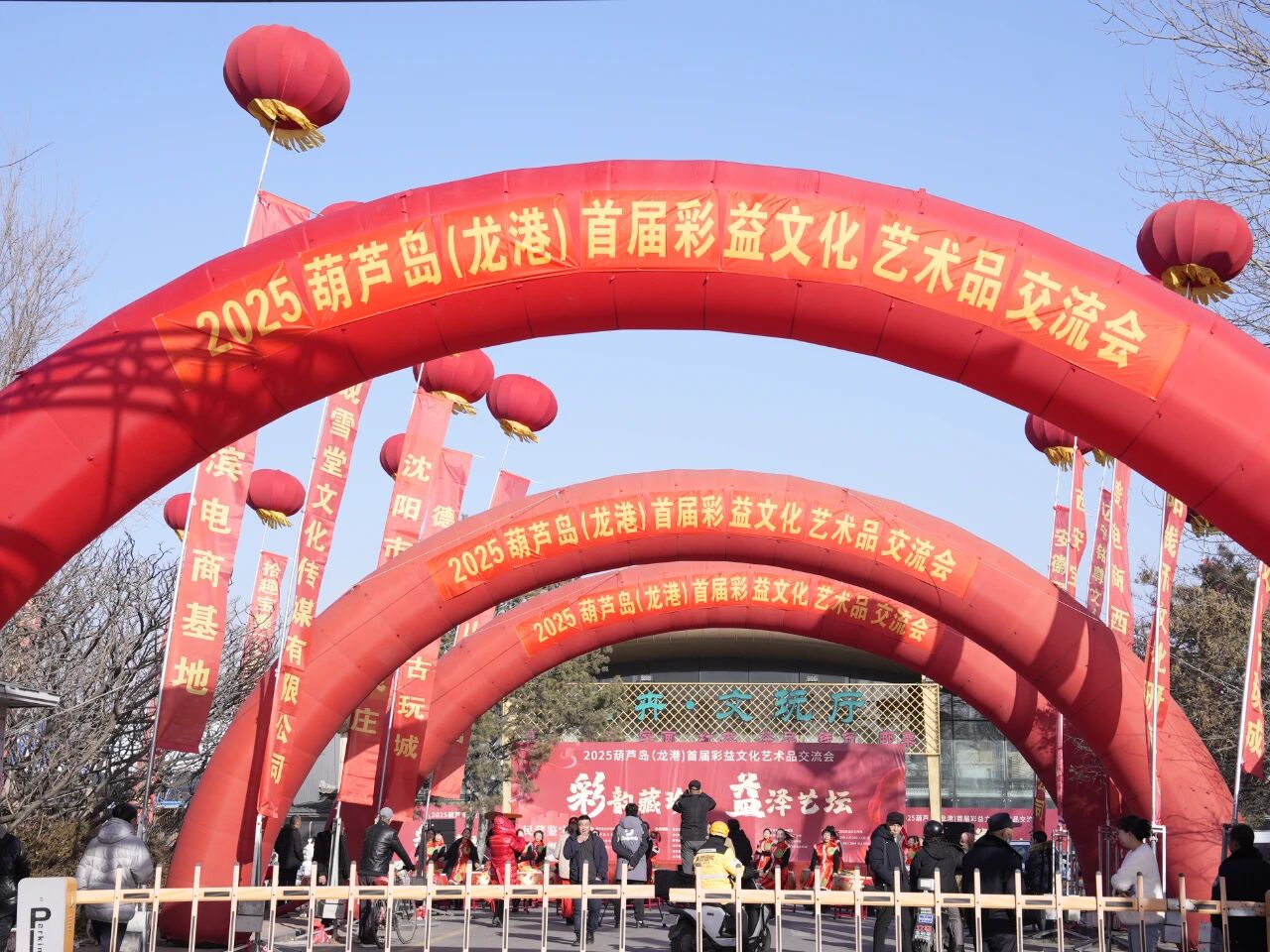 千万流量引爆葫芦岛！葫芦岛民藏鉴宝盛会今日启幕 ，发现了辽代晚期米黄釉倒流壶，专家说：陶瓷精品